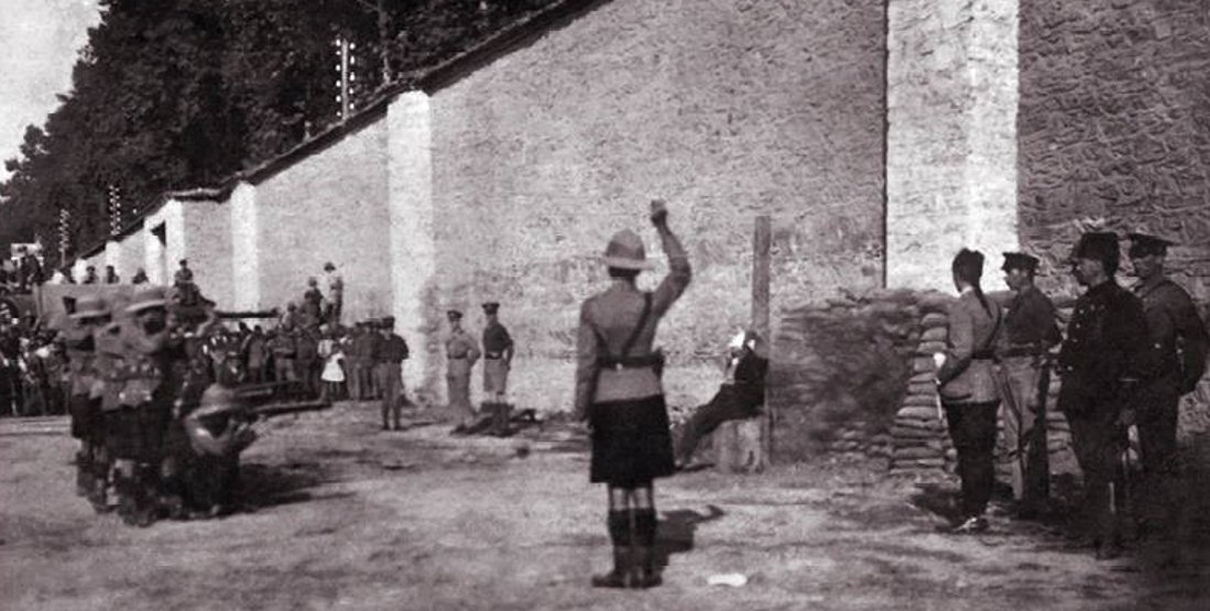 İngilizler bu fotoğrafa "bir Kemalist Türkün infazı" diye not düşmüş. Yer İzmit Tersane Meydanı. 

"Kemalist" kavramı, İngilizler tarafından milli mücadele döneminde ortaya atıldı. O günden beri İngilizler de, İngiliz beslemeleri de sevmezler Kemalistleri.