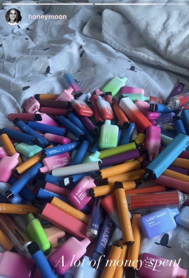 Please stop giving vapes to Lana Del Rey
