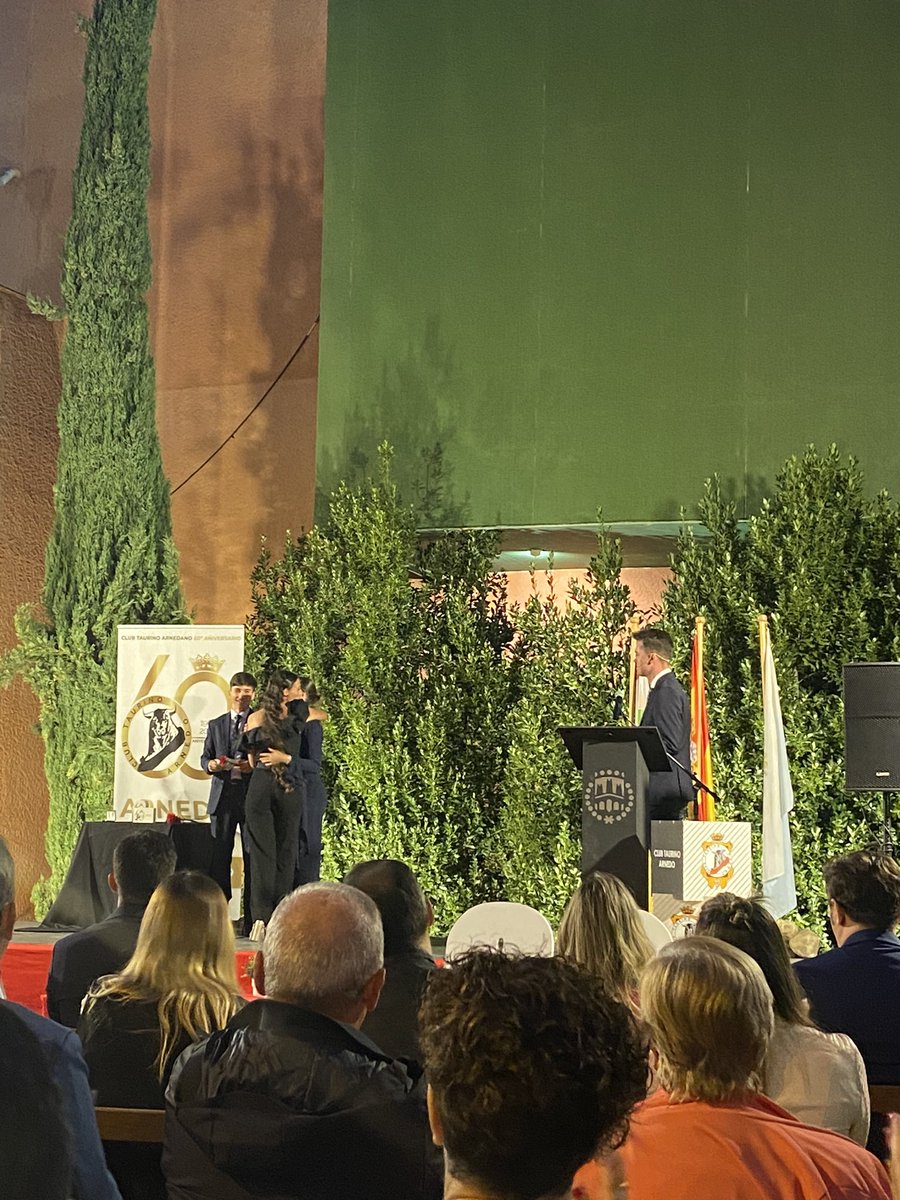 ArnedoCjc's tweet photo. En la tarde de hoy, hemos acudido a la gala del @clubtaurino por su 60º Aniversario.

Enhorabuena por la gala y a por otros 60 años.

#Gala60ºAniversarioClubTaurinoArnedano
#ZapatoDeOro
#Arnedo https://t.co/FwsfII3P0w