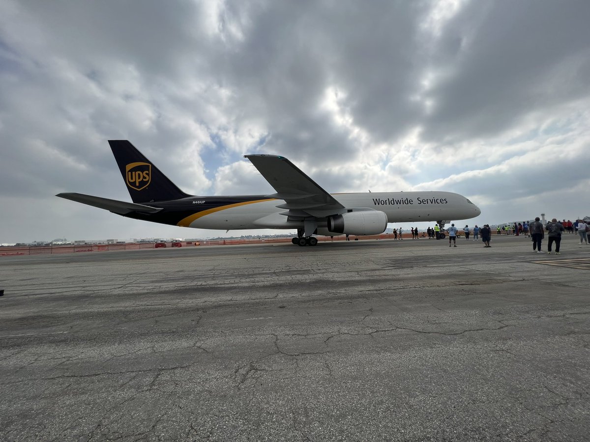 Ups Long Beach plane ✈️ pull 😍🤎💛 @CarolBTome @Shelby2017goair @G_Smith17 @air1man @mboden69 @BlanchardLyle @renodames @esmerioups @melirere @audreyvb3 @BrionesJerson