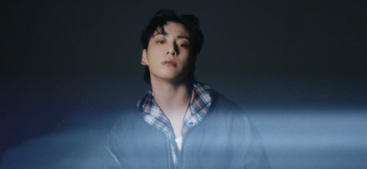 kookpiics's tweet photo. jungkook is so cool https://t.co/qRHkGm7VqM