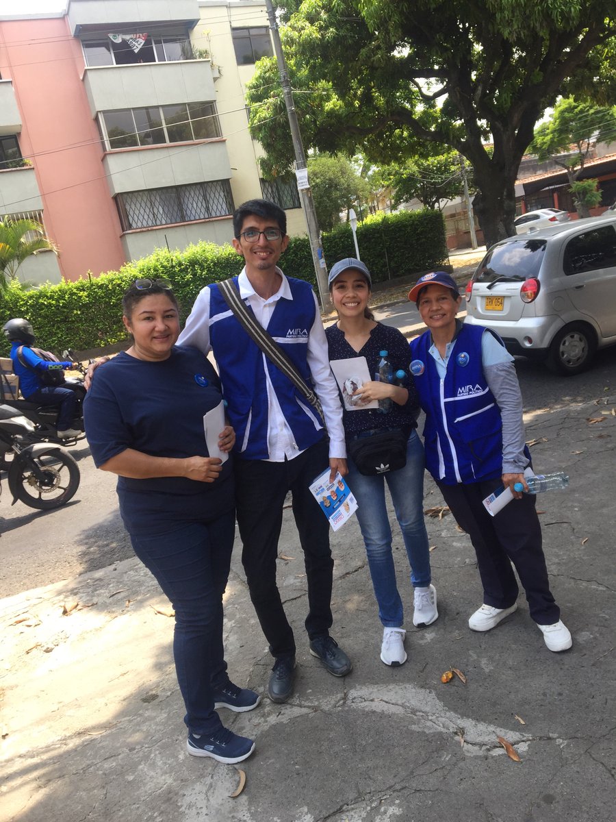 Hoy en la barrio barrio Santa Isabel de la C19 de Cali, presentando a nuestros candidatos y compartiendo con nuestros vecinos, volviendo la civilidad, la buena política, el buen trato, del respeto al otro, el diálogo y los consensos, <a href="/PartidoMIRA/">Partido MIRA</a> <a href="/JuanCarlosOlaya/">Juan Carlos Olaya</a> <a href="/HeyderGomez/">Heyder Gómez Díaz</a>