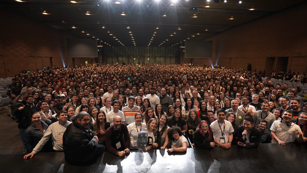 platzi's tweet image. ¡Gracias comunidad! Hoy vivimos una #PlatziConf inolvidable. 

Ustedes son el futuro 💚