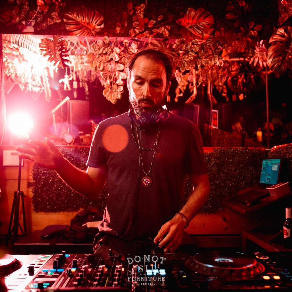 #RobbieAkbal is making a comeback at Do Not Sit Club tonight! 🔥😍Get yours 🧧now before they're gone 📬linktr.ee/donotsit

#Miami #saturdaynight  #Donotsit #weekendmood