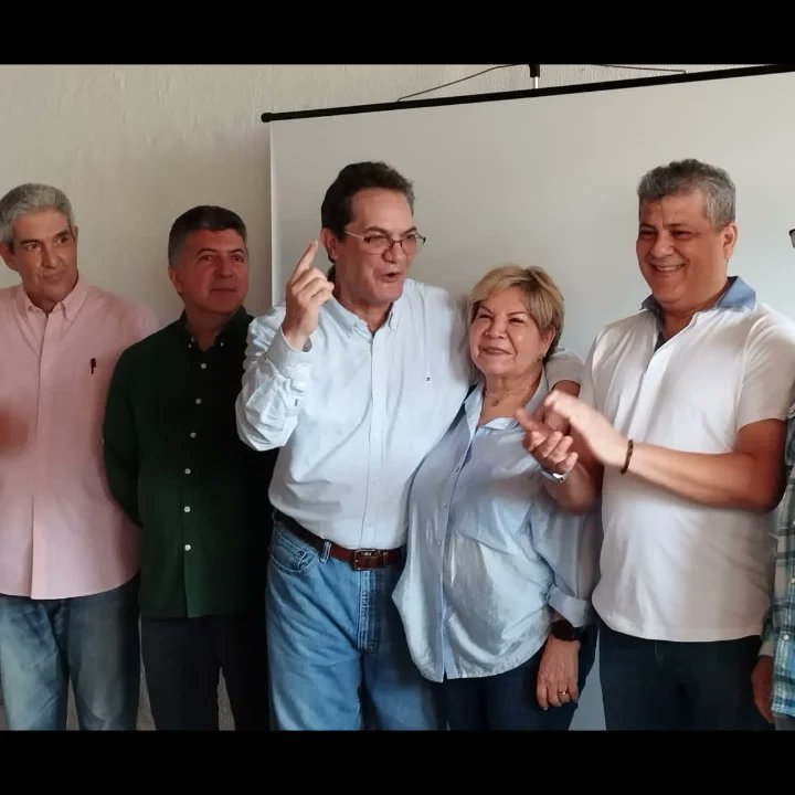 Hoy retomando comentarios en RRSS, comparto foto de grato encuentro con #elEquipoUC, en reunión sabatina compartiendo ideas y opiniones en favor de la academia y el país....! Viva la UC!!