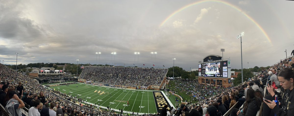 pjrybz's tweet photo. #GoDeacs https://t.co/6TgdTIDEI5