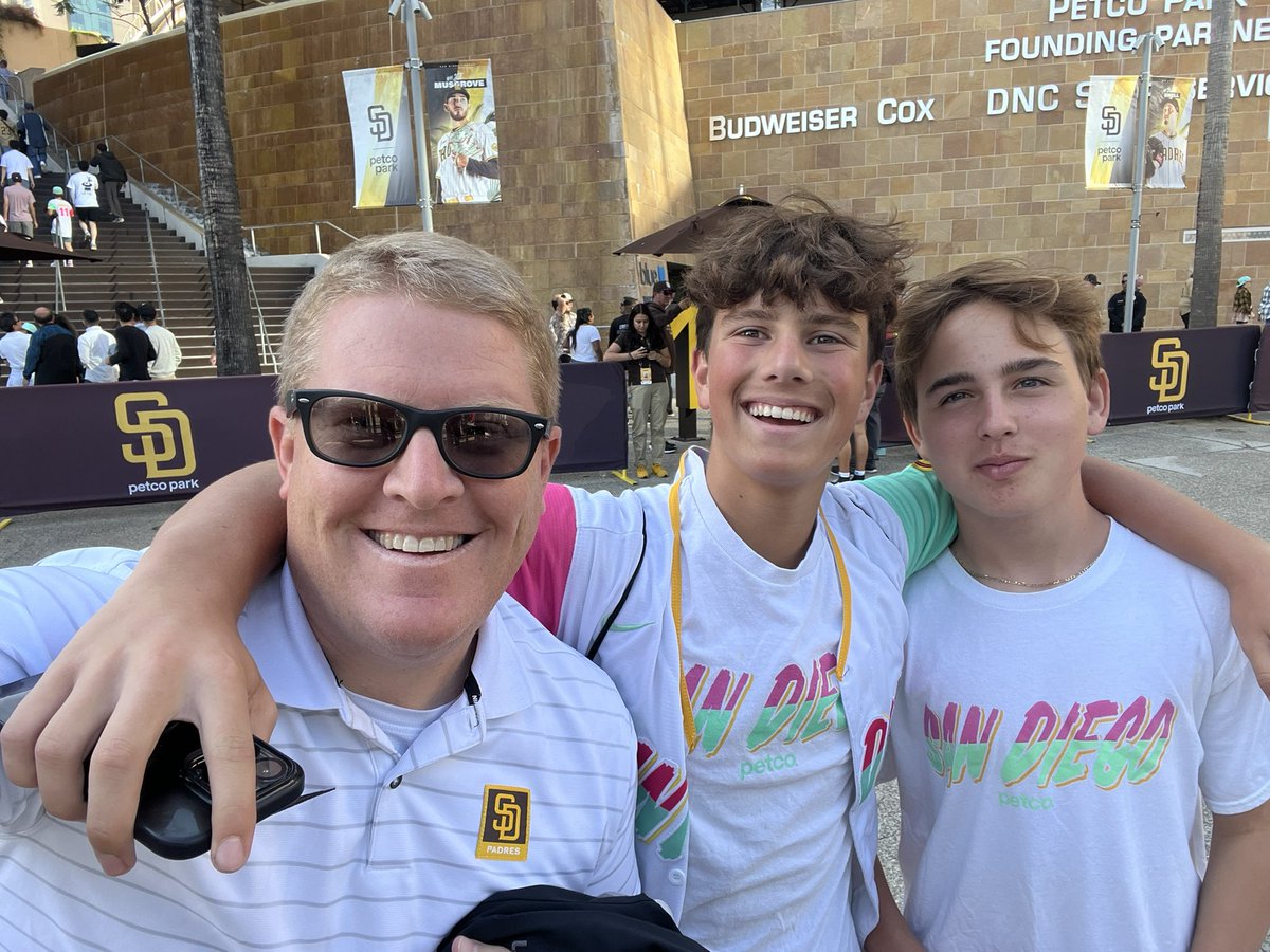 mottomintsd's tweet photo. Back at @PetcoPark  
Let’s go @Padres 

#BringTheGold https://t.co/hiARU5mwFC