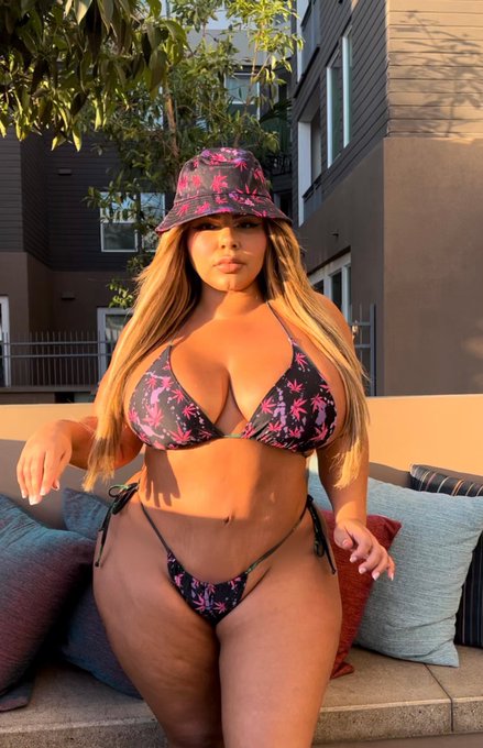 Do you like me in bucket hats ? 💕 https://t.co/UrZhuDjafz