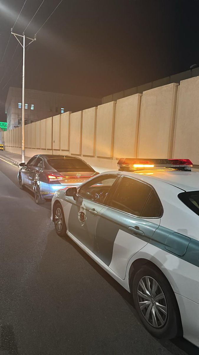 تـــــــم الـــقــبـــض
.
.
.

ضبط قائدة مركبة لارتكابها مخالفة عكس السير، وإحالتها إلى الهيئة المرورية لتطبيق العقوبات.

-