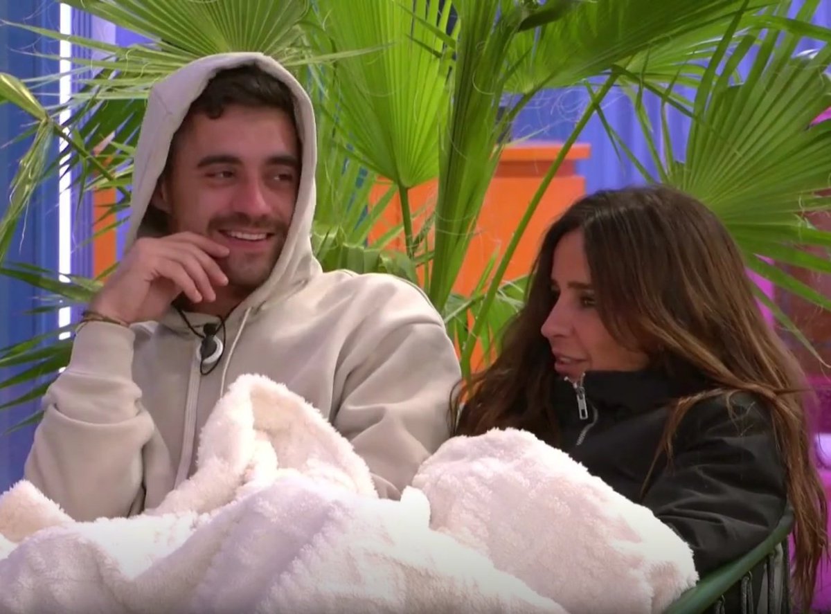 StrongBoy__'s tweet image. Albert: Hacéis buena pareja tía.
Carmen: sí? 
Albert: Sí, te van jóvenes.
Carmen: Pues yo no lo veo tan joven.

JAJAJAJAJJAJAJ

#GHVIP23S