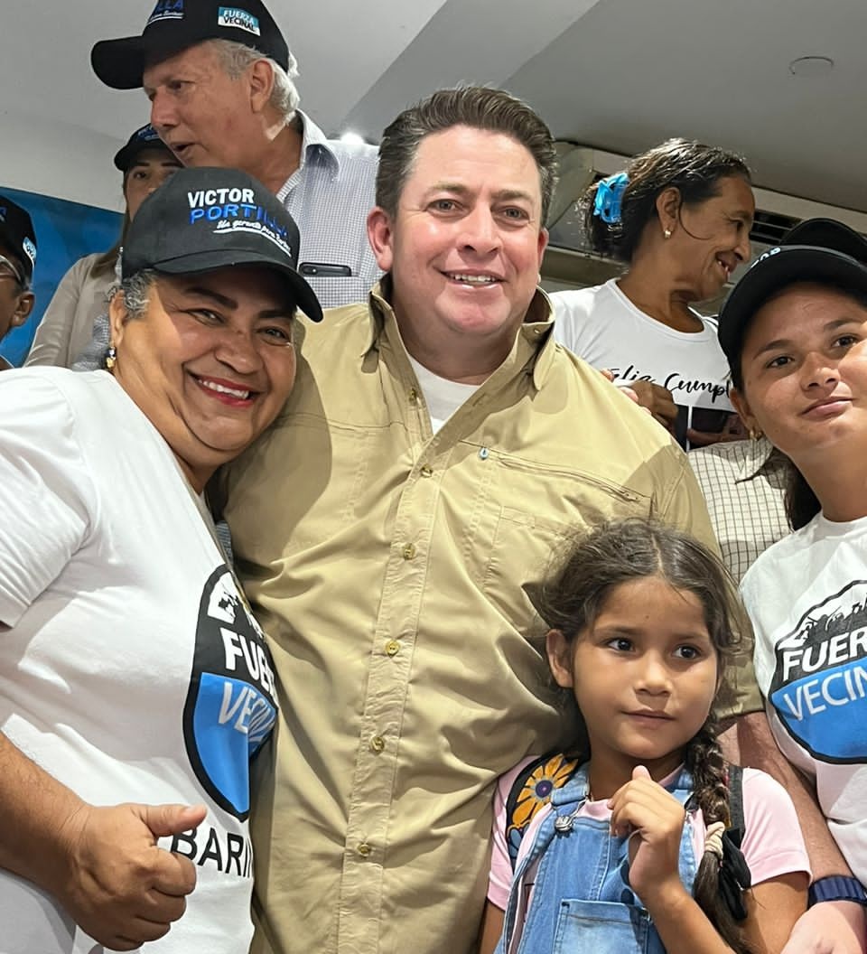 lafuerzavecinal's tweet photo. Contamos con la presencia de nuestros líderes nacionales y regionales, así como la destacada participación de la @FVDeMujeres y los vecinos comprometidos con nuestra causa. 

⚪️⚫️🔵 https://t.co/EJ285Kt5wU