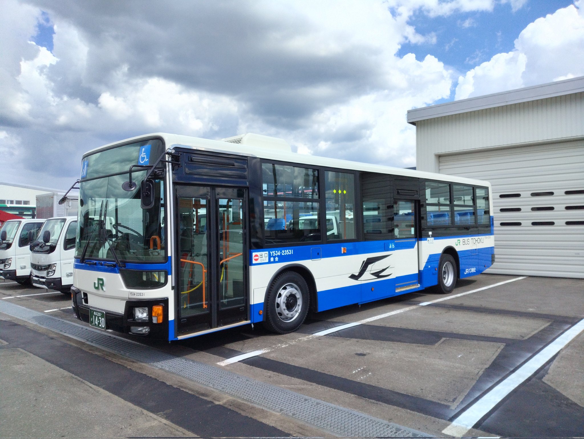 JRバス東北　日産3軸車 貸切運用車 貸切バス｜JRバス東北【公式HP】｜高速バス 仙台－新宿 3列