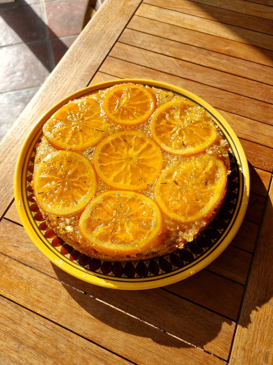 juanagiaimo's tweet photo. Hice una torta invertida de naranja y me salió muy instagrameable 🍊❤️ https://t.co/R6WFjRHyD0