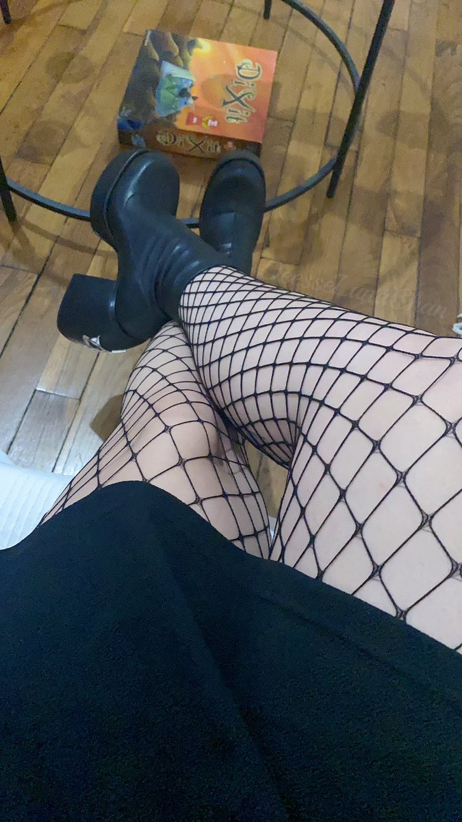 lunachandeesse's tweet photo. Ce soir je suis en soirée ✨

Et pendant ce temps tu vas juste baver comme un chien en imaginant avoir la chance d’être à mes pieds 👣 https://t.co/bKmCzZOrgq