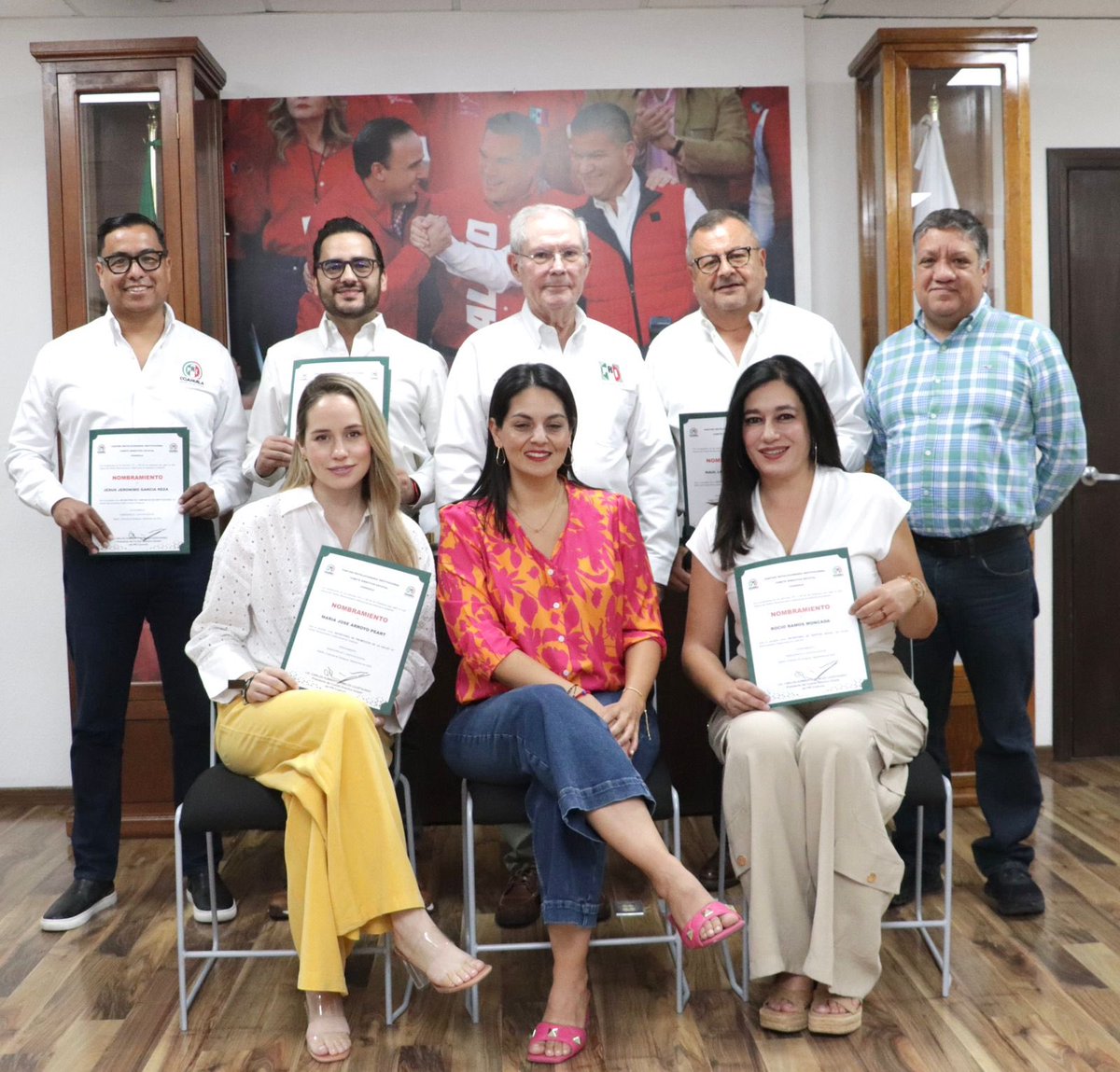 PRICoahuila's tweet photo. El Presidente del #PRI en #Coahuila, Carlos Robles Loustaunau, entregó nuevos nombramientos a secretarios que conformarán el Comité Directivo Estatal del tricolor en Coahuila.
Enhorabuena a todos ellos.
¡Pa’ delante, Coahuila! https://t.co/8dhRirqoOZ