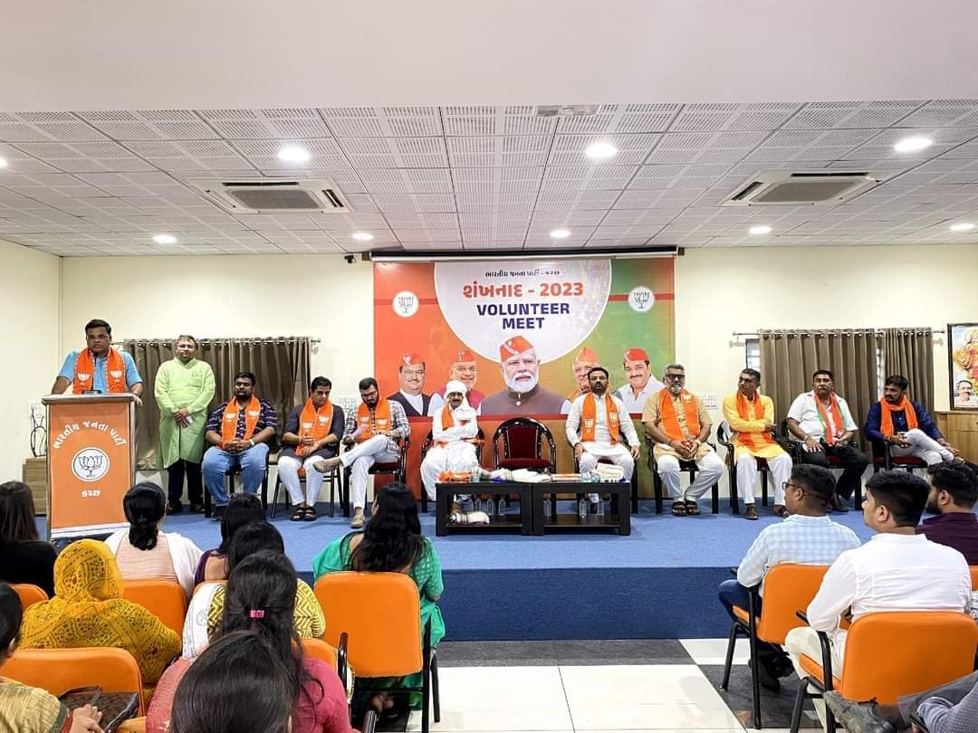 DadaMatang's tweet photo. @BJP4India के @BJP4KUTCHH द्वारा शंखदान 2023 अंतर्गत सोशल मीडिया स्वयंसेवक की बैठक मे सोशल मीडिया बाबत प्रदेश संगठ��� महामंत्री श्री @ratnakar273 जीका सरल और स्पष्ट वक्तवय सुना
सोशल मीडिया की अनेक फायदेमंद और नुकसानकरक बाते जानने मिली
#volunteer
#volunteermeetatkutch
#volunteermeet https://t.co/SWPQEEXbwp