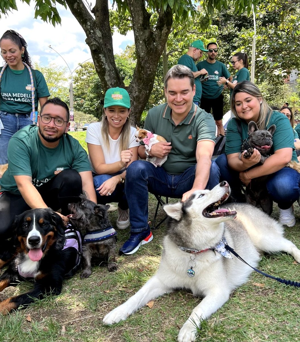 JaimeCuartas's tweet photo. Hoy nos salimos de la rutina del volanteo y compartimos con el equipo, sus familias y mascotas.

Apostamos a que Medellín tenga más espacio público para el sano disfrute de las personas. 

#PorMedellínSomosUNO 🌻1️⃣ https://t.co/zyXjIXMx0W