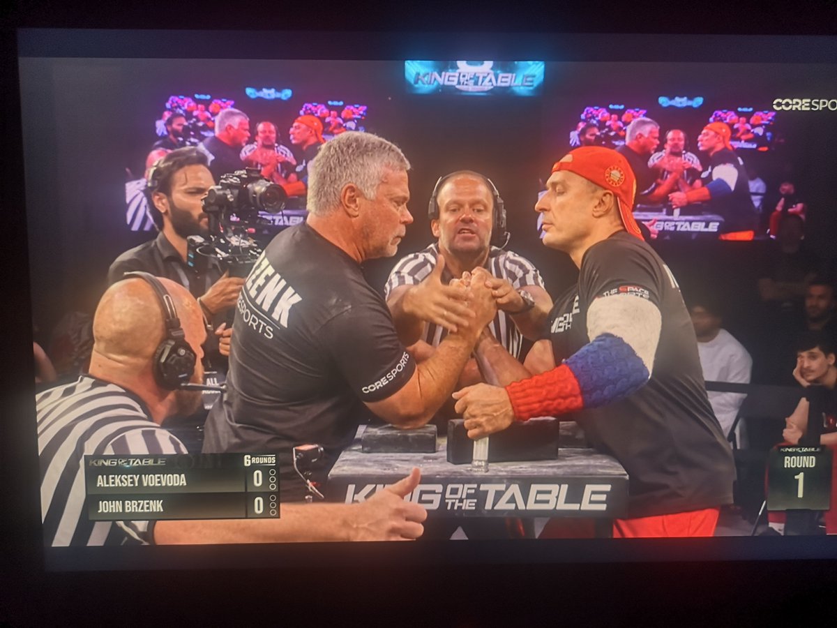 Jonatansimon's tweet photo. The GOAT tomando venganza 20 años después con 59 años. Jamás pensé que vería un Brzenk vs Voevoda 2. #PullingJohn2 #kingofthetable https://t.co/HwgrsOQ63p