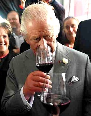 Rincondecata's tweet photo. Catador Real!
Fiel a @BordeauxWines Carlos III de Gran Bretaña 🇬🇧 @RoyalFamily cerró su visita oficial a #Francia 🇫🇷 visitando en @Bordeaux el viñedo bio del Grand Cru Classé @ChateauSHL @ugcbwines
en #PessacLeognan de la familia #Cathiard.
Disfrutó la excelente añada 2005🍷 https://t.co/OxbH18xDSg