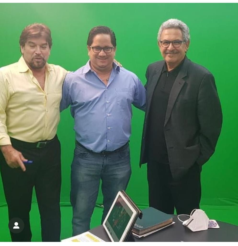 LiliZarcov's tweet photo. “A patadas” sacaron del Municipio a Mario Tamayo por actos de corrupción y se repartía esas coimas con su jefe @jxbenedeti. Pronto se sabrá quién es el “contacto” de Benedeti en el manejo del agua de Guayaquil. Amigo íntimo de Cherres era. https://t.co/8ldYSqkE7K