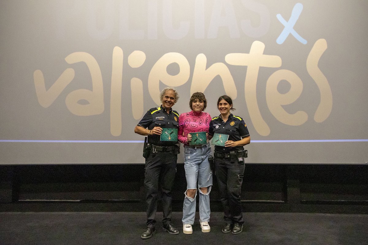 MartaGimeArcusa's tweet photo. Encantadora mañana con @PoliciaTrs Policias x Valientes 💙

¡Todo el mundo a comprar el calendario solidario! Lleno de fotones de unos cracks y maestros de lucha

#JoVull 👮🏽‍♀️👮🏻‍♂️👦🏼👧🏽 https://t.co/AU7ZsjiRMl
