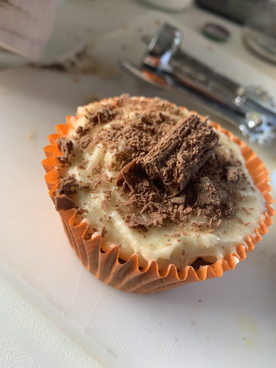 GlutenFreeDevon's tweet image. When the small one asks for home made cakes for her birthday, this means home made, gluten free chocolate cake - with honey icing.
(We accidentally ordered a load of unwrapped chocolate flakes… therefore the flakes on top) 
.
#glutenfree #glutenfreefood #glutenfreecake
