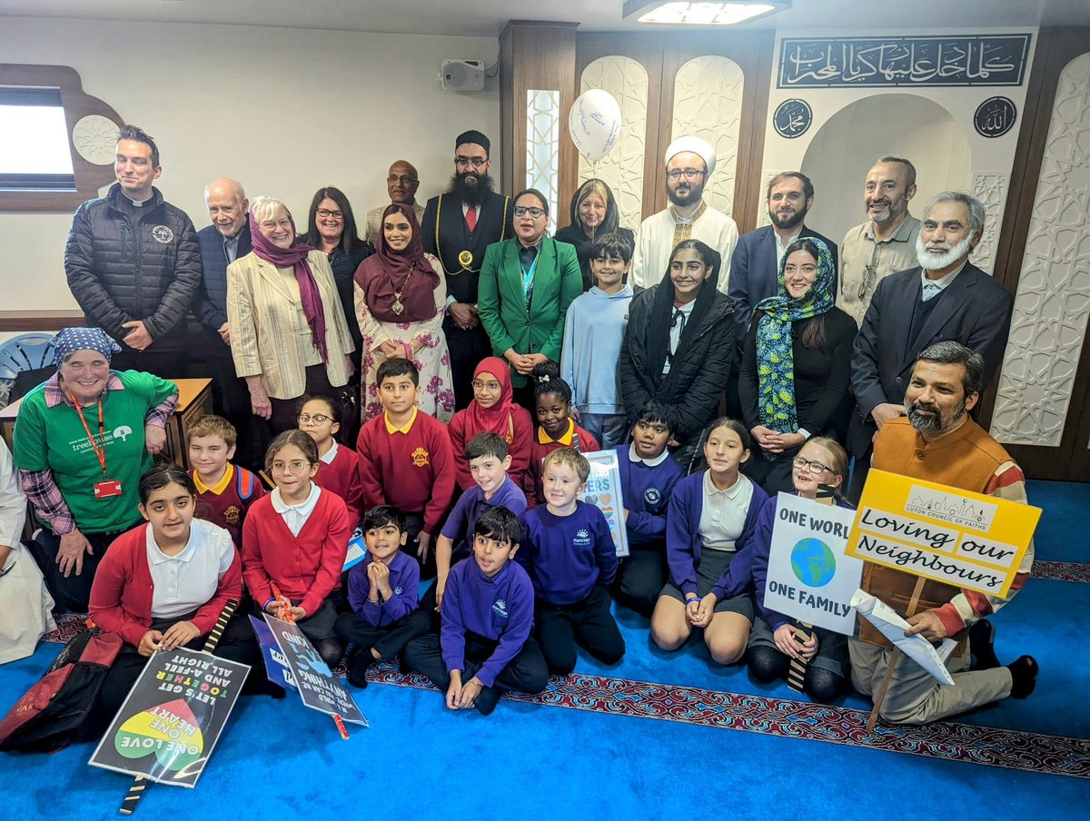 pioneer_trust's tweet photo. A privilege to be part of the 27th annual Peace Walk today with our amazing pupils, spreading the message of peace &amp; friendship with other like-minded Lutonians! A great experience, giving the children insight into different faiths as well as making new friends along the way ❤️. https://t.co/R70V0Whr1A