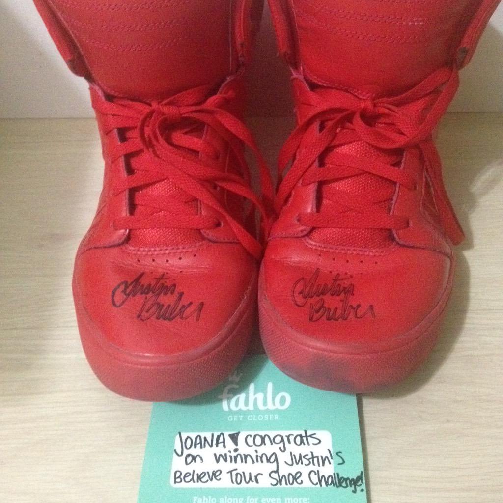gotbieb's tweet image. Justin Bieber me mandando o tênis que ele usou na Believe Tour autografado. Nunca irei superar! ❤️