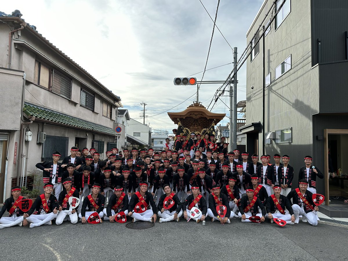 daiki8115's tweet photo. 100周年から始まりほんまに色んなことがあったけど周りの人に支えながら団長の大役をやり遂げることができました！
夢のような1年間をありがとうございました！
#下野町 https://t.co/8dX6Lq2PZY
