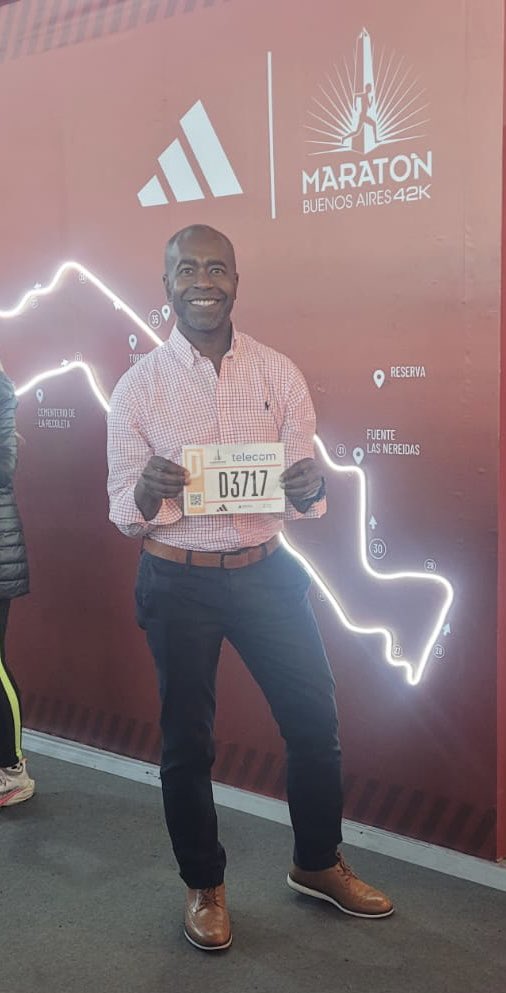 CDCordobaR's tweet photo. Acabo de recoger mi kit de carrera en la ExpoFeria de la #MaratónBuenosAires2023. Me prepare por 5 meses para este reto y me siento listo para estos #42K https://t.co/0TgoIi7x7W