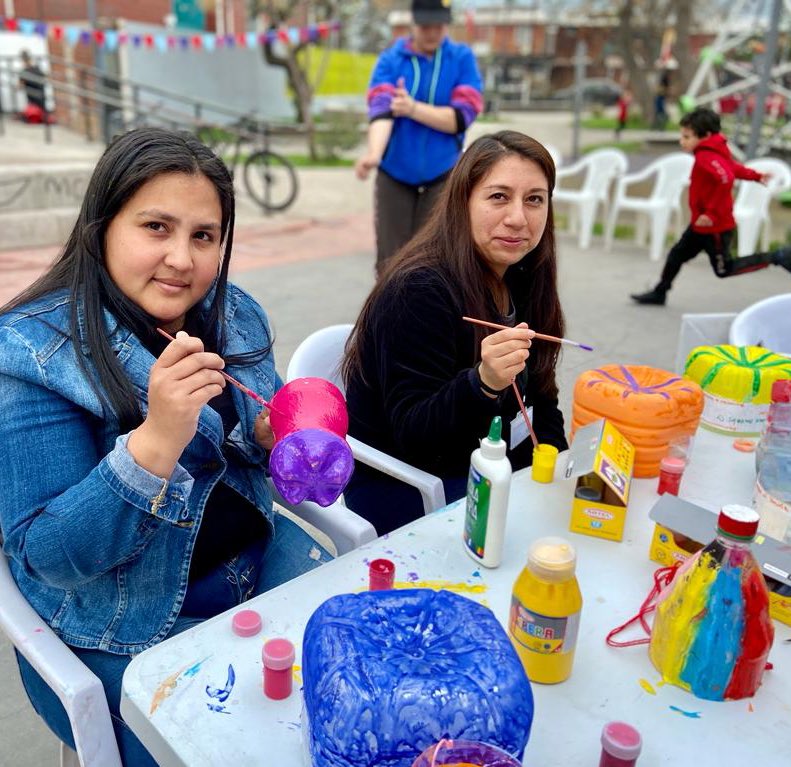 Qué lindo es el voluntariado. Hoy, niñas, niños y adolescentes de Recoleta construyeron casitas para perros, bebederos y pintaron un mural en la plaza Las Gardenias. Actividad organizada por nuestro Programa de Niñez y Juventud! 
#RecoletaMuchoMejor