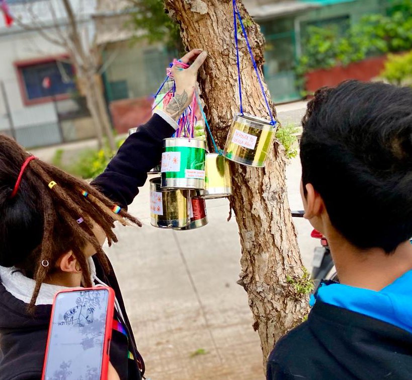 danieljadue's tweet photo. Qué lindo es el voluntariado. Hoy, niñas, niños y adolescentes de Recoleta construyeron casitas para perros, bebederos y pintaron un mural en la plaza Las Gardenias. Actividad organizada por nuestro Programa de Niñez y Juventud! 
#RecoletaMuchoMejor https://t.co/byhG73zhoP