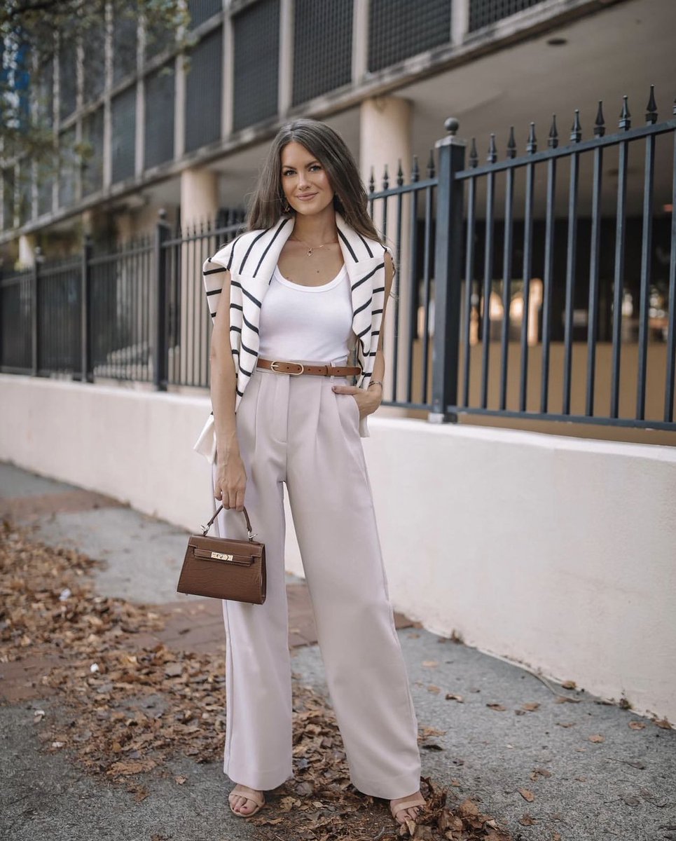 bklynb4by's tweet photo. oh she’s giving CORPORATE girl autumn https://t.co/UfYIEeOIma