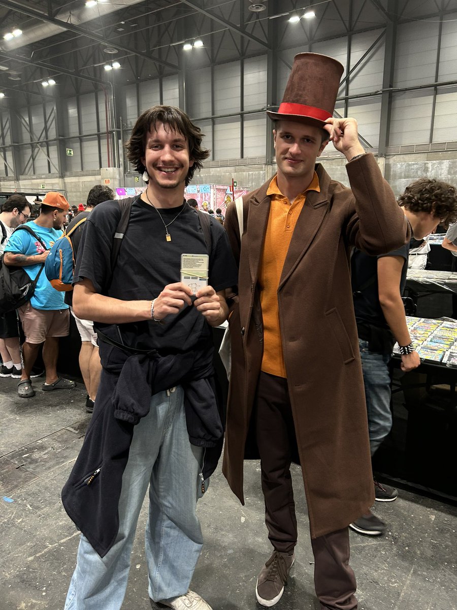 dgonzarb's tweet photo. Ha sido un día brutal. Tenía miedo de que no reconociera nadie el disfraz, pero resulta que la comunidad de Layton es mucho más grande de lo que parece. Muchisisimas personas han parado a pedir una foto y se han quedado a resolver un puzle. Ha sido una alegría enorme, gracias 🫶🏼 https://t.co/TgJ6fHSk0L