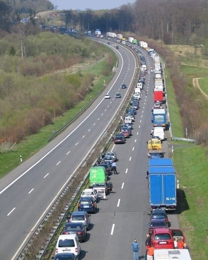 Cuando el tráfico se detiene en Alemania, los conductores por ley deben moverse hacia el borde de cada lado para crear un carril abierto. De esta manera podrán pasar cualquier vehículo de emergencia. Eso se llama educación vial y debería ser una ley internacional.