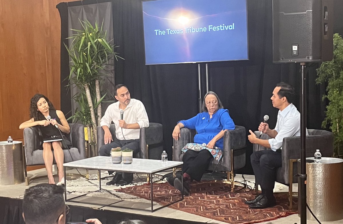 AndreaDrusch's tweet photo. At #TribFest23, @JulianCastro says the WH has dropped the ball messaging a strategy on immigration:

“The Biden admin basically doesn't want to touch the issue….You can't allow the vacuum on the D side to continue… And that's basically what's happened during these last 2.5 yrs” https://t.co/RZzfjaFdE1