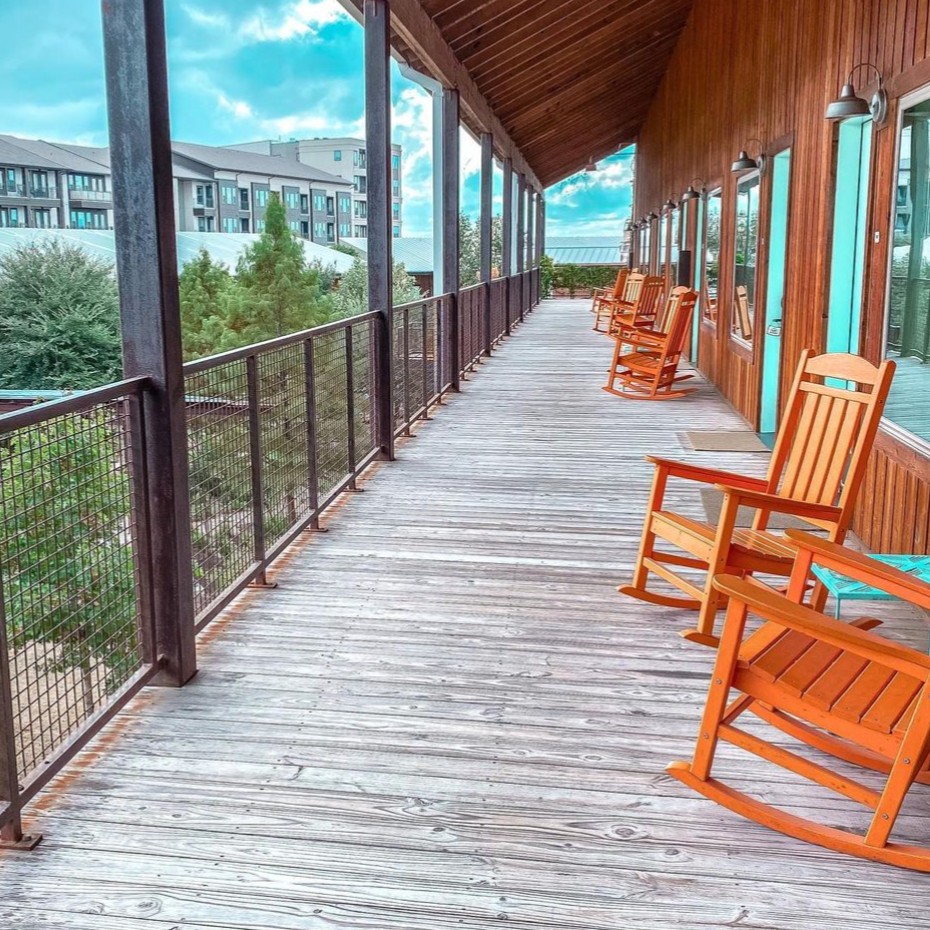 It's Fall, Y'all! Get outside, breathe in the fresh fall air, and enjoy the breathtaking scenery of the Lone Star Court Courtyard from your rocking chair outside your room! 🍁 
Special Offers: bit.ly/2Do4OwL
📷 jules.conner_