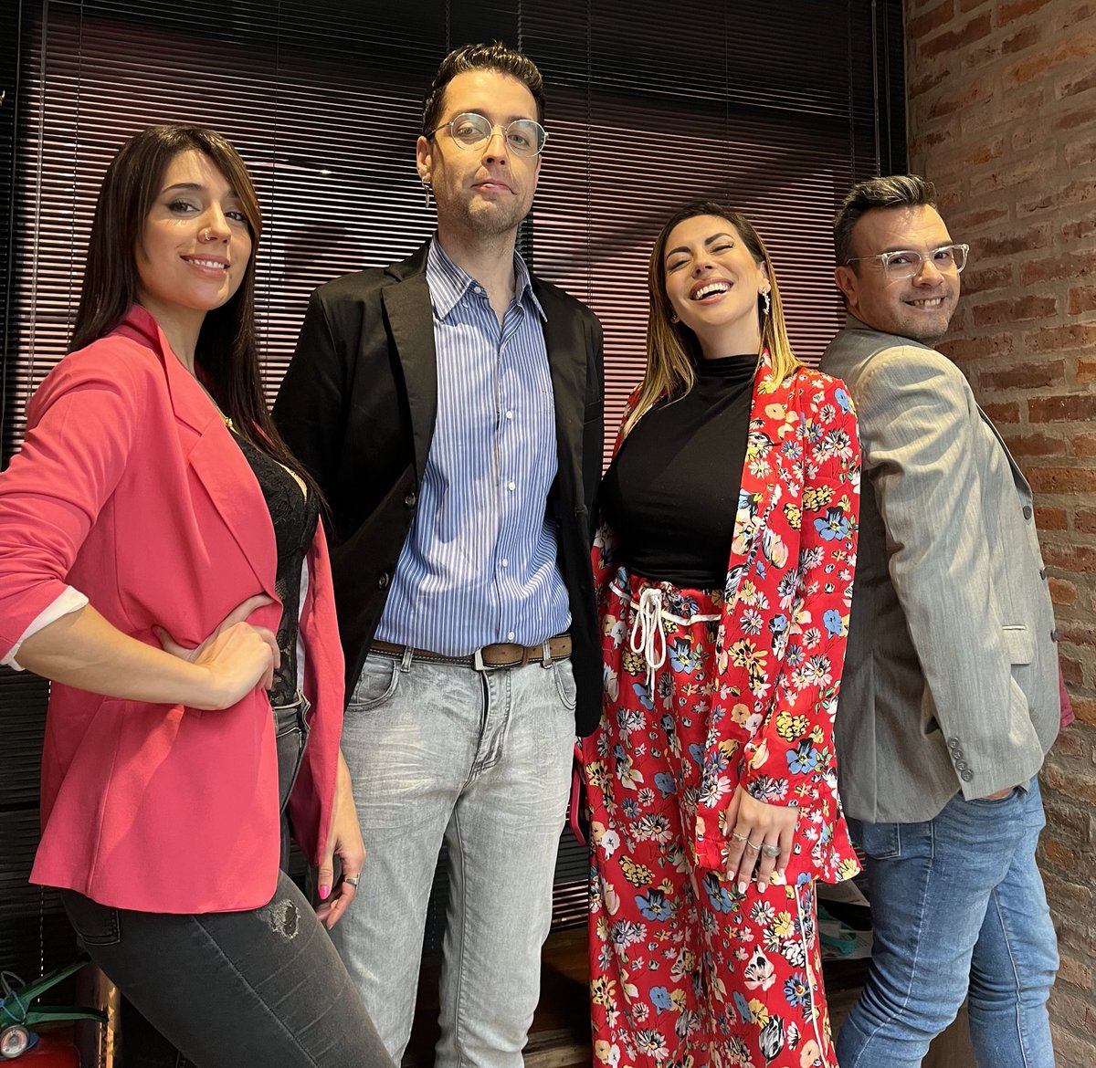 Orgulloso del programa que estamos haciendo

No es una originalidad,pero no solo tenemos un equipazo sino que también tratamos de hacer la diferencia con los tradicionales programas de espectáculos,desde otra visión

Los invito a ver la repe a las 22:00
en twitch.tv/siempreprimici…