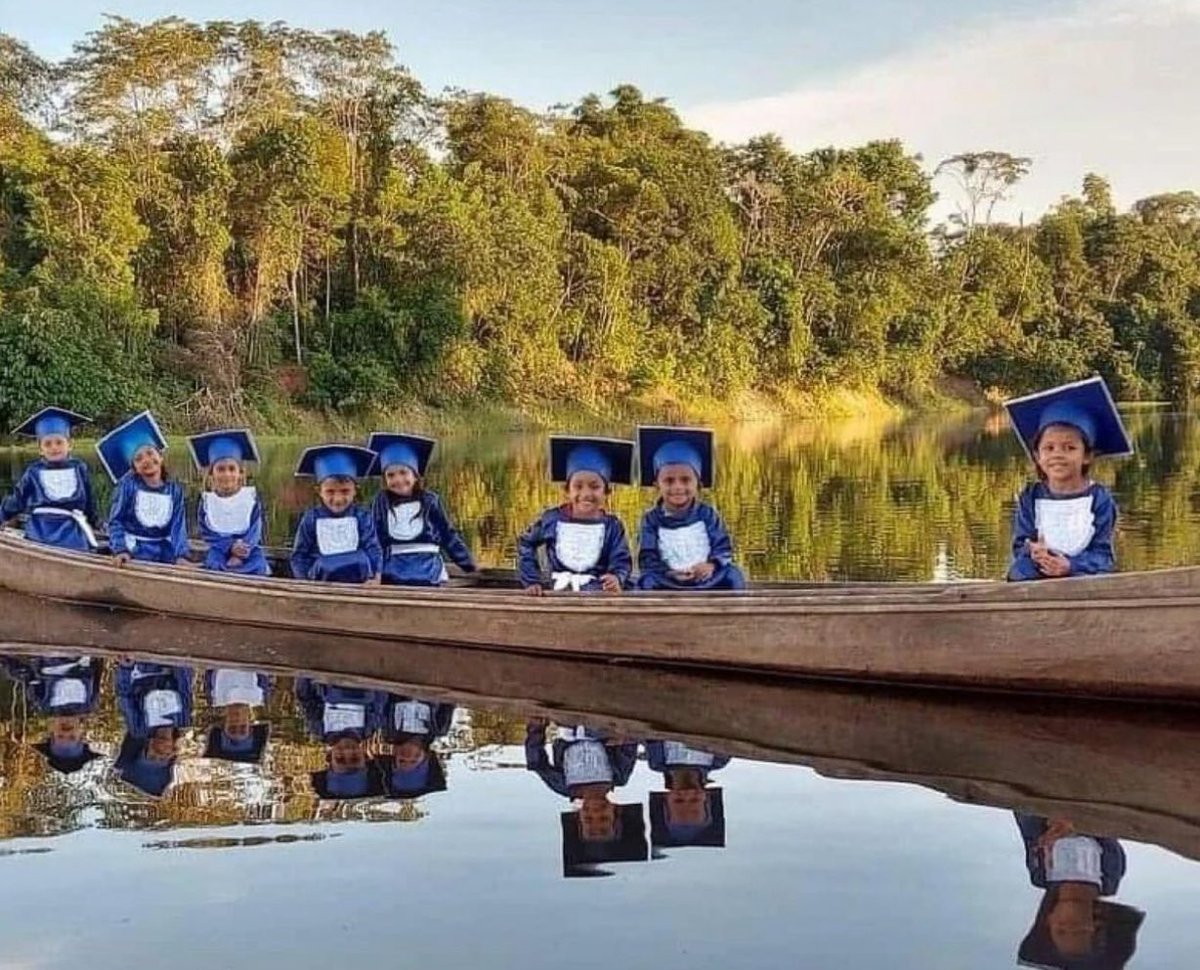E essa sessão de fotos de crianças ribeirinhas do Amazonas para a formatura de alfabetização? ❤️ 

(foto de Laura Milena)
