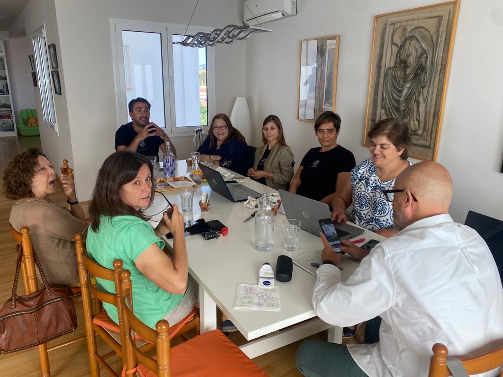 tradopcamfic's tweet photo. Avui ens hem trobat per treballar i ultimar detalls pels tallers que durem a terme el @congresCAMFiC 🚨 👁📢 🔉🤡 el que hem preparat No us ho podeu perdre 😅 Us necessitem 😊 De ben segur gaudirem i aprendrem plegats #estenemponts https://t.co/OQQNjx4xS3