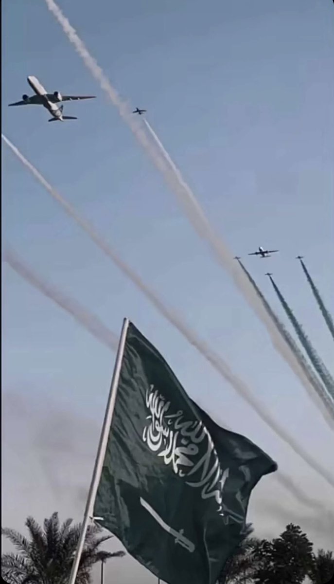 Alyahya_Family1's tweet photo. نُهنئ خادم الحرمين الشريفين وسمو  ولي عهده الأمين والشعب السعودي بمناسبة ذكرى #اليوم_الوطني_السعودي ونسأل المولى أن يحفظهم ويديم عليهم موفور الصحة والسعادة والعمر المديد لمواصلة مسيرة النماء والتطور وأن يديم على بلادنا الأمن والأمان والخير والرخاء والتقدم والأزدهار 🇸🇦 https://t.co/HTn0SW6tRk