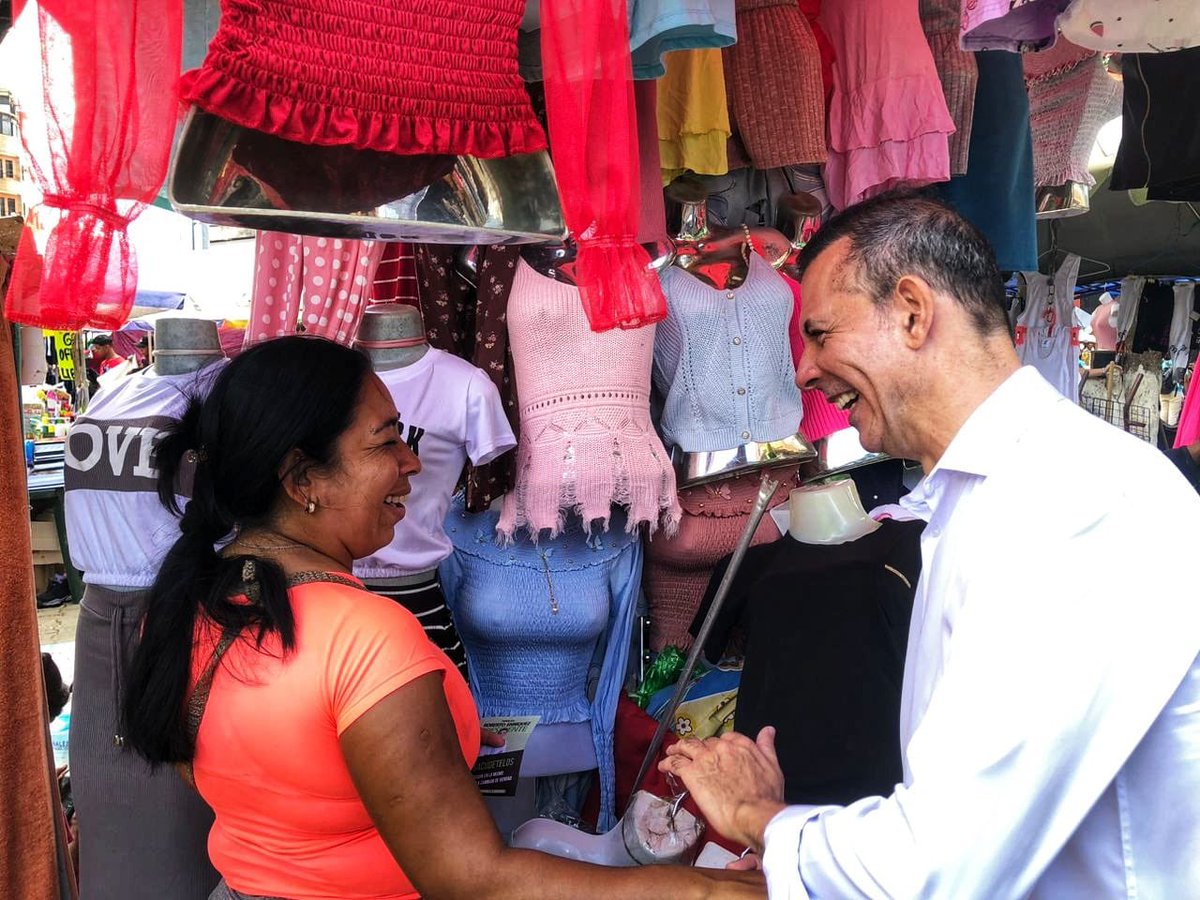 ¡Hoy sacudimos Catia con Roberto Enríquez!

Nuestro candidato <a href="/robertoenriq/">Roberto Enriquez</a> desde el boulevard de Catia, en un recorrido lleno de afecto y el cariño de los caraqueños ratificó que: “Con o sin CNE la primaria, debe ser el 22 de octubre”.

#Primaria2023 #Sacúdetelos
#PlanHanke