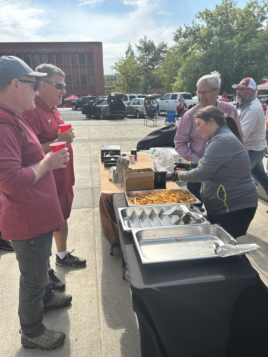 ChrisMulick's tweet photo. Got the munchies on a game day? We’ll feed you for free, no questions asked. Stop by Vogel Hall now for a #TasteOfWashington. Free beef sliders, French fries, peaches, pears, apples and more! Thank you to our partners! @WSDAgov #GoCougs https://t.co/3rtvrHC6Mw