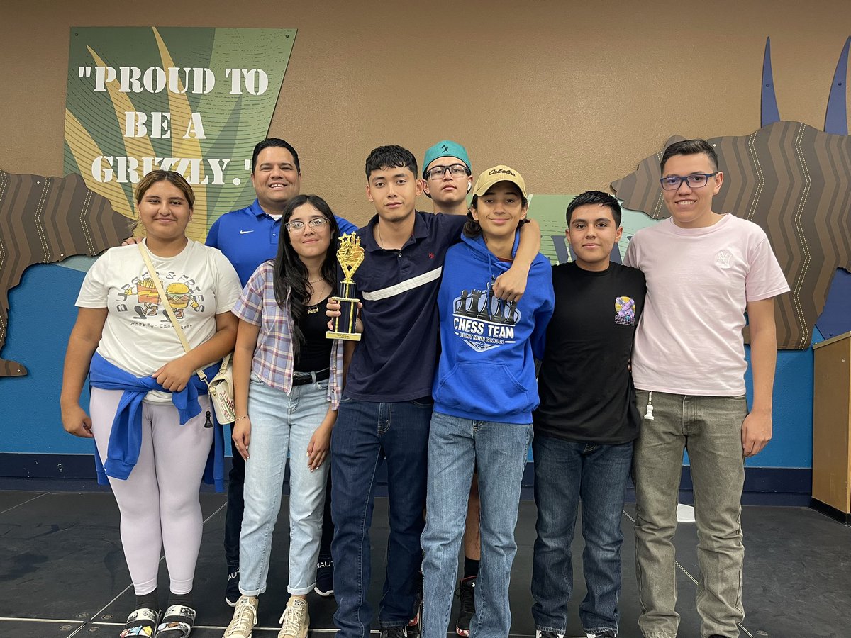 RgutierrezChgo's tweet image. 3rd place in the Segundo Barrio Chess Tournament #ClintHS #WeAreClintFamily #ClintHSChessTeam