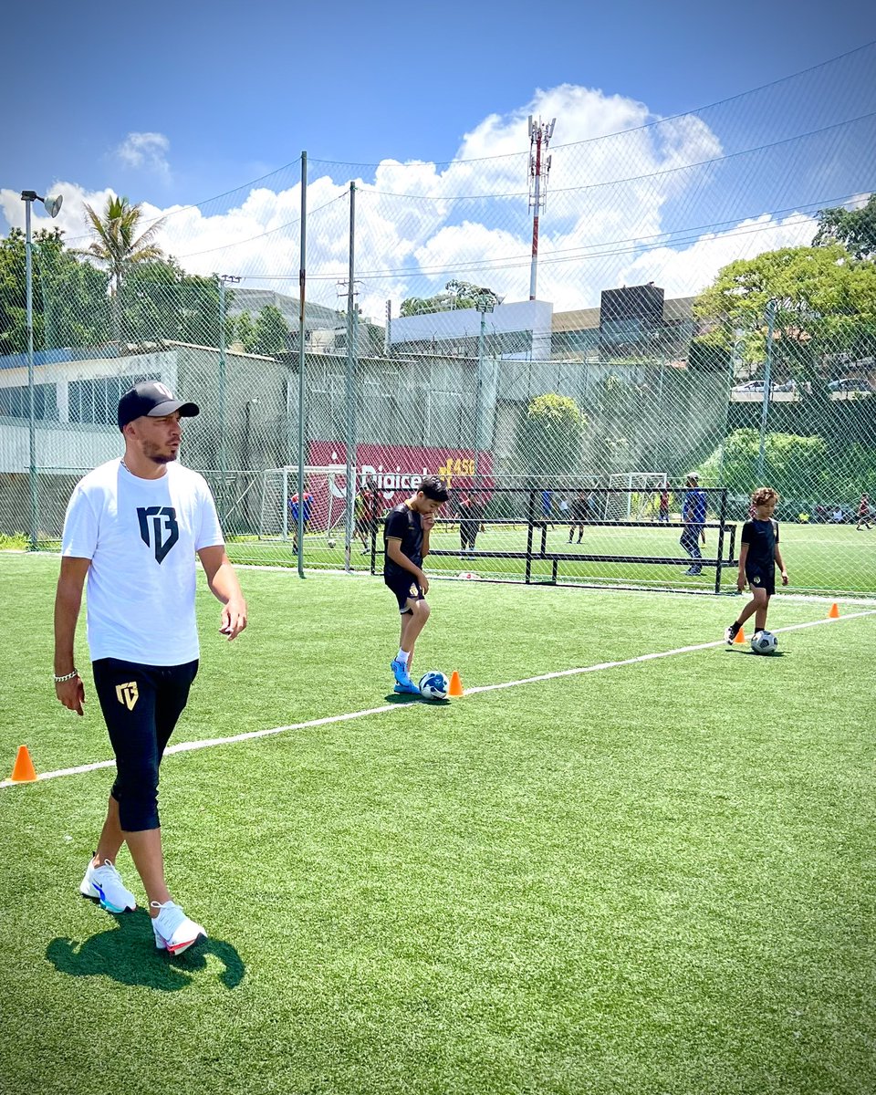 Un día en la oficina ⚽️😉 🏟️ #AcademiaRafaBurgos 
.
.
.
#Soccer #ElSalvador #Futbol #FutbolFormativo