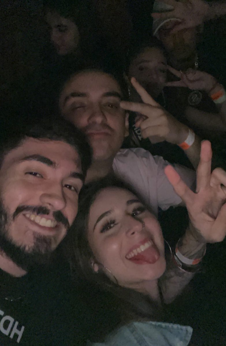 braandaolol's tweet photo. sobre casais emocionados:

Tudo começou no dia 27 de maio 2023 quando eu segui a Pam no Twitter e no Instagram, de cara me apaixonei porque achei ela MUITO gata e ela trabalha na mesma área que eu KKKKKK, plano de ação? Mandei no grupo dos meus amigos perguntando se alguém conhecia ela, masssss também desconfiei que ela estava em um relacionamento então não fiz nenhum contato direto com ela 🫠🫠 mas sempre tava ali KKKK falei inúmeras vezes dela no grupo com meus amigos, mas ficou por isso então.

Lá estava eu fazendo live dia 31 de julho, tava em call com os meninos, simultaneamente subiu um follow da Pam na twitch e ao mesmo tempo ela curtiu um tuíte meu de uns 3 dias antes (“a falta de uma conversante entristece o ser humano”) NA HORA EU MUTEI A LIVE E MANDEI NO GRUPO COM OS MENINOS 👀 Plano de ação? Mandei o Santos perguntar pra Veschi se a Pamela tava solteira, obviamente ele desenrolou do lado dele pra não deixar claro que era eu, mas chegou a resposta que ela tava solteira 🙏🏻🙏🏻🙏🏻🙏🏻🙏🏻 não chamei ela, porém, curti um storys dela com a música da Taylor Swift, K.

Fiquei de ir pro tal After da HDT, no dia chegou e eu desanimei, não ia ir, de última hora chamei um amigo meu e a gente foi, estávamos no ônibus, CHOQUE, Veschi me mandou mensagem falando que tinha uma amiga interessada, eu já criei na cabeça que era a Pamela, não tinha jeito, eu queria ela!!!!!  Mas a canalha não me falou quem era, só fui descobrir que era a Pamela no after 🤡 Fiquei por uma hora conversando com ela sobre programação e arrumando a postura dela KKKKKKKK, até que rolou, ficamos, ou melhor, CASAMOS no rolê. (E eu me perguntando se estraguei o rolê dela casando lá), enfim, fomos pra Meow juntos depois do after, casamos no rolê lá também, mandei mensagem no Instagram dela falando pra me avisar quando ela chegasse em casa, conversamos por lá e eu mandei uma foto que tiramos lá em pinheiros, dei uma de bobo e perguntei se podia mandar no WhatsApp…. Resumo, desde que ficamos pela primeira vez, não largamos mais, ainda mais porque na semana seguinte era meu aniversário, ela postou um storys muito fofo comigo, fui dormir e acordei com uma mensagem dela perguntando se a gente não estávamos indo “rápido”, na minha cabeça não porque eu já sabia que era ela!!! Mais resumo, assumimos um relacionamento no dia do meu aniversário (uma semana depois) e no dia 2 de setembro formalizei o relacionamento com uma aliança e um pedido 🥹💙

Enfim, nunca tive nenhuma dúvida que eu queria ela, não senti medo da sensação, foi tudo ao contrário, ela me passa a maior segurança do mundo, que eu sou amado do mesmo jeito que amo ela, nunca senti tamanha felicidade na vida quanto estou sentindo os meus dias com ela 💙 A minha melhor certeza!!!! Quero a minha vida todinha com ela, te amo @pamgwmes_ 💙💙 
Sempre foi pra ser você 🫶🏻

Nossa primeira foto//A gente em Recife