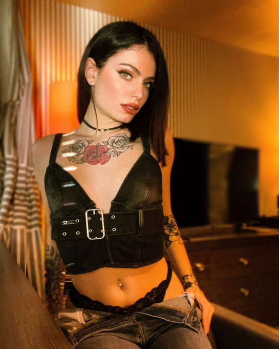 Like si tu veux m&rsquo;embrasser 🖤 https://t.co/b8SOlwK47G