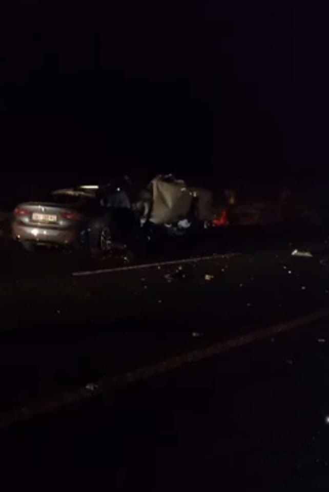 TRAFFIC ALERT | N1 IN BOTLOKWA CLOSES DUE TO HEAD ON COLLISION 

BOTLOKWA - An unconfirmed number of people have been confirmed deceased on the scene following a head on collision between a BMW and a taxi on the N1 road in Botlokwa on Saturday evening. 

#TzaneenVoice