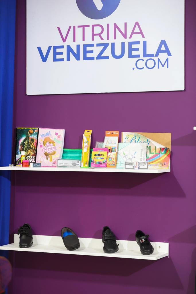 #EnDetalles || La Ministra para el Comercio Nacional, <a href="/DhelizAlvarez/">Dheliz Álvarez</a>, resaltó que la Feria Escolar apalanca sectores productivos del país como; textil y calzado. Asimismo, destacó el compromiso de empresarios, fabricantes, emprendedores y artesanos.

#23Sep