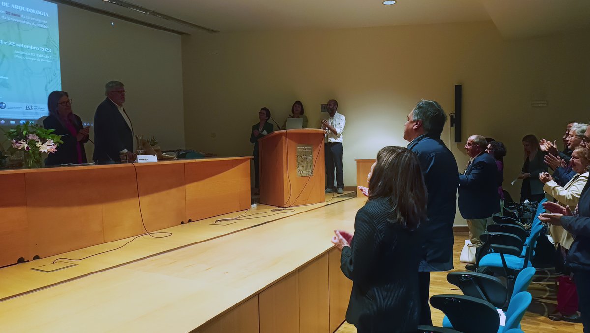 MuseuDDiogo's tweet photo. No seguimento do Encontro “Comemoração dos 25 anos da Licenciatura em Arqueologia da Universidade do Minho”, a equipa e direção do Museu de Arqueologia D. Diogo de Sousa, que se juntou ao Encontro, dão os parabéns aos professores e alunos da Licenciatura em Arqueologia da UM! https://t.co/P5hzt5xR39